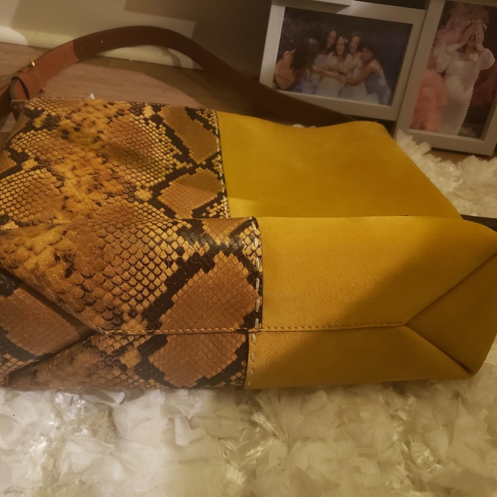 TORY BURCH Mcgraw Exotic Hobo bag in yellow - Picture 3 of 6